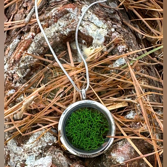 Eternal Moss Locket Pendant Necklace- Forest Green - Picture 4 of 10